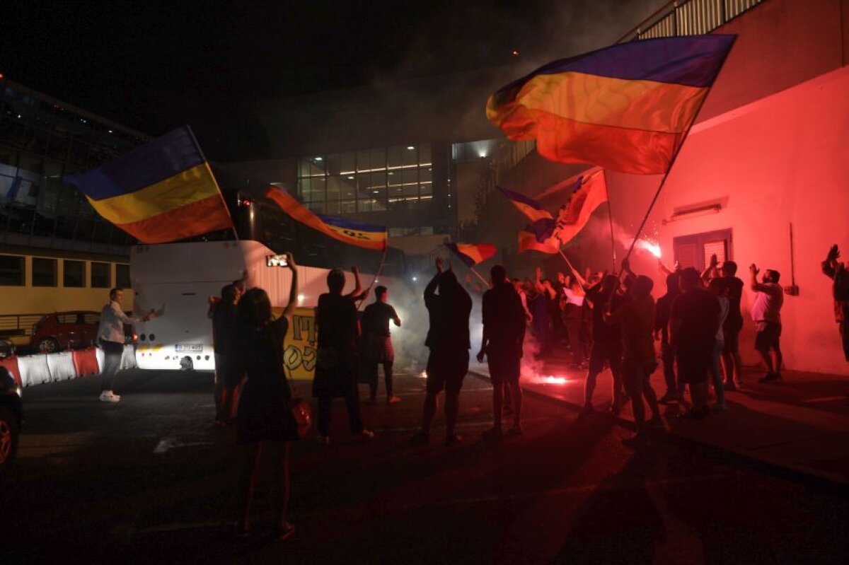 Sosire România U21 // VIDEO Imagini IMPRESIONANTE de azi-noapte! Sute de suporteri i-au așteptat pe „tricolorii” U21 pe aeroport: „Hai să facem asta în fiecare an!” :)