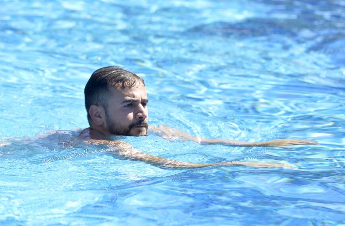 VIDEO+FOTO EXCLUSIV Dinamoviștii s-au relaxat la piscină! Dan Nistor: „La ce fizic ai, numai la sală nu te mai duci acum”