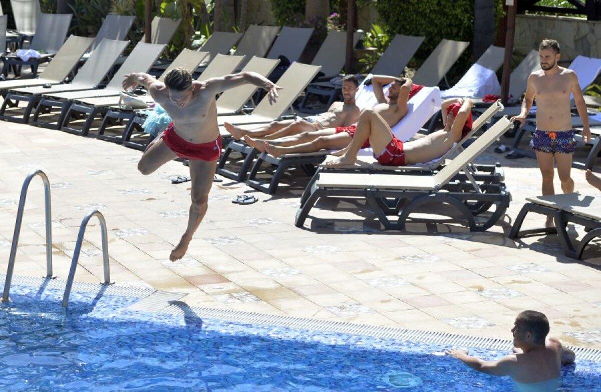 VIDEO+FOTO EXCLUSIV Dinamoviștii s-au relaxat la piscină! Dan Nistor: „La ce fizic ai, numai la sală nu te mai duci acum”