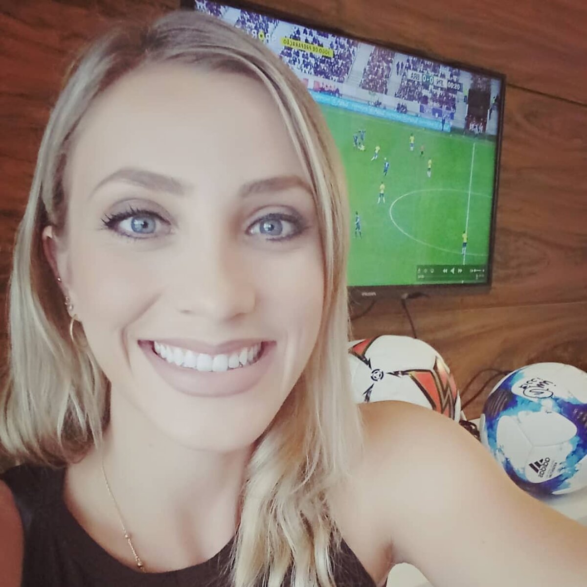 VIDEO+FOTO Fernanda Colombo, arbitra din Brazilia devenită celebră pentru un gest amuzant, dezvăluie o oroare: „Mi-a propus 7.000 de dolari să mă întâlnesc cu un client”