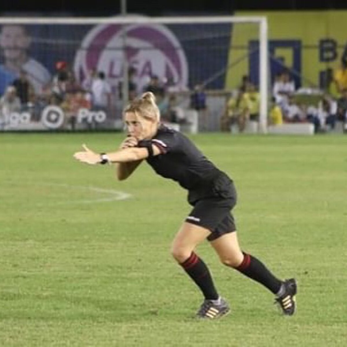 VIDEO+FOTO Fernanda Colombo, arbitra din Brazilia devenită celebră pentru un gest amuzant, dezvăluie o oroare: „Mi-a propus 7.000 de dolari să mă întâlnesc cu un client”