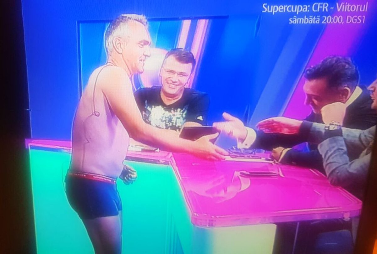 FOTO Jurnalistul Decebal Rădulescu a respectat pariul pierdut în fața lui Ilie Dumitrescu: a apărut în chiloți la TV :)