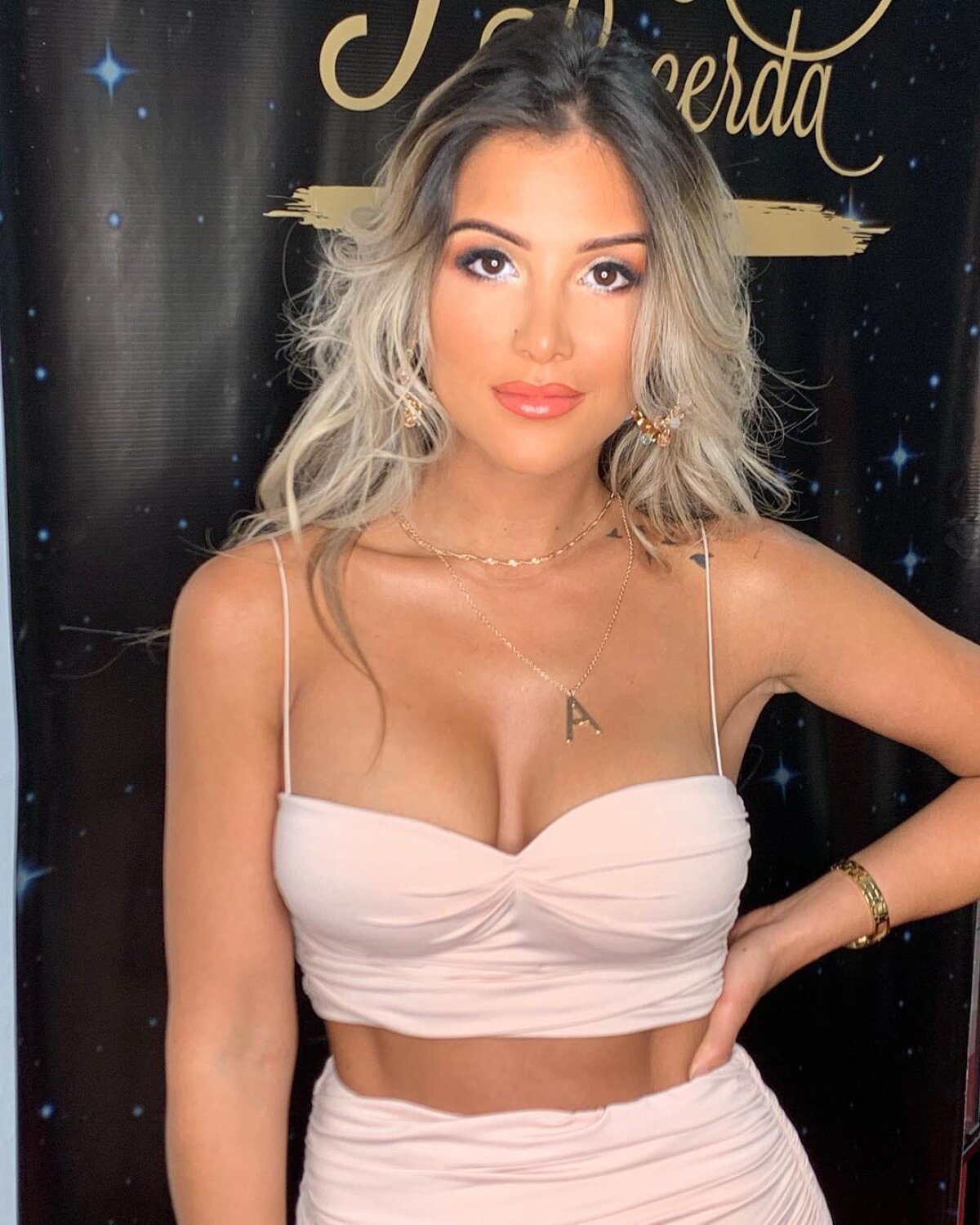 FOTO Mai cunoscută decât iubitul ei fotbalist în Premier League! Cine e tânăra cu forme divine