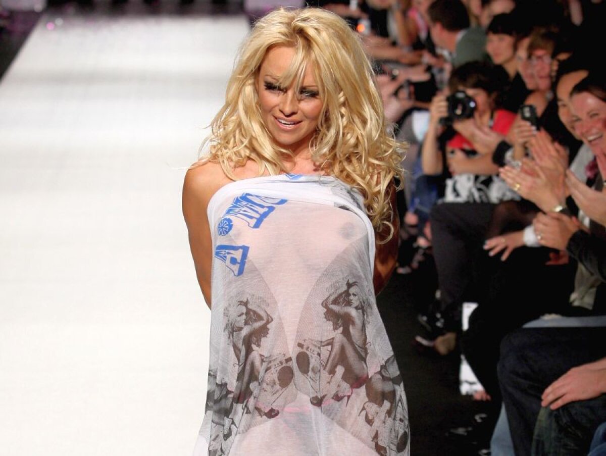 GALERIE FOTO Pamela Anderson a trecut peste despărțirea de Adil Rami și a pozat complet dezbrăcată: „Tu poți trăi 30 de ani într-o cadă?”