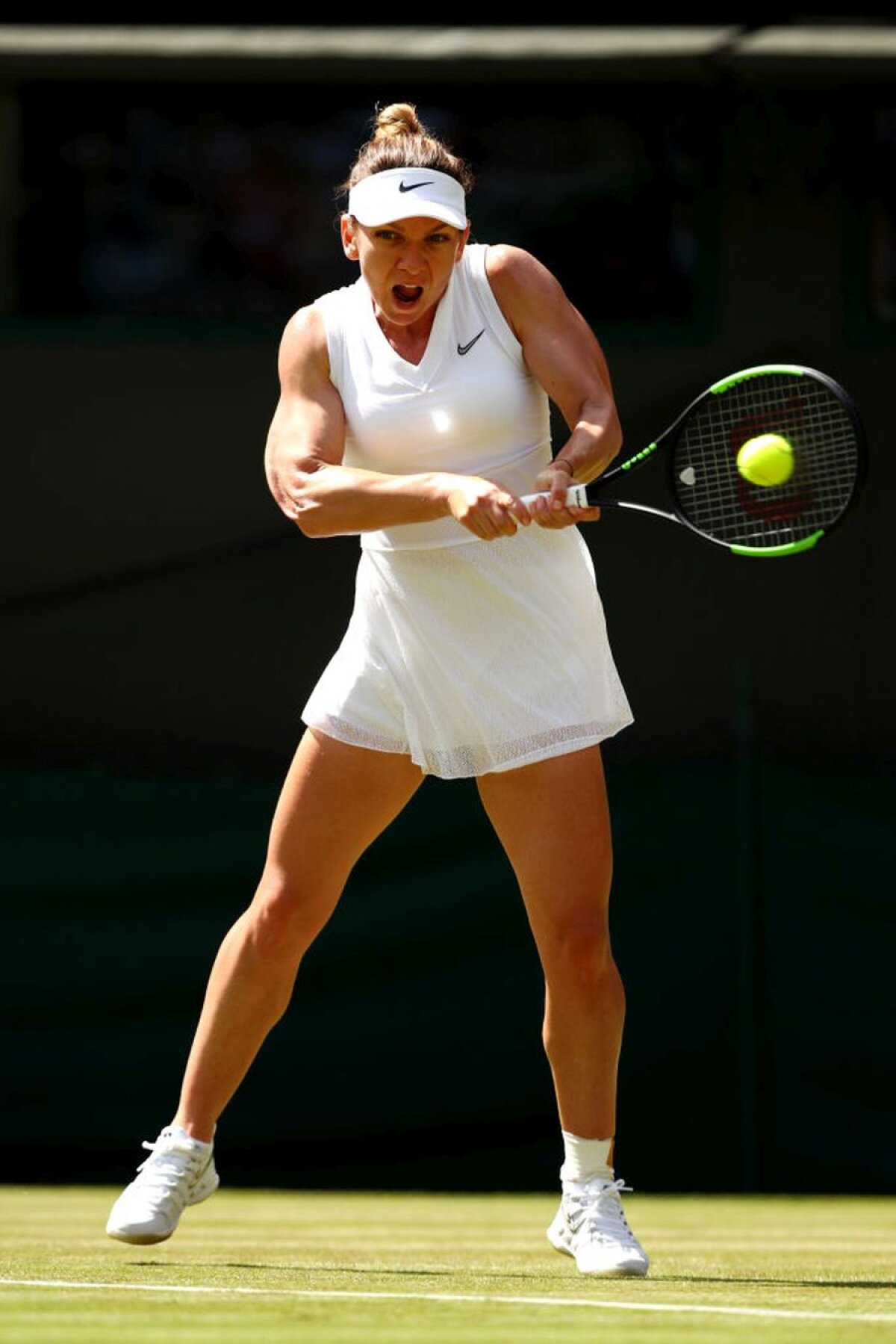 SIMONA HALEP - MIHAELA BUZĂRNESCU 6-3, 4-6, 6-2 // Halep, victorie muncită în duelul românesc de la Wimbledon! Joacă mai departe cu Victoria Azarenka