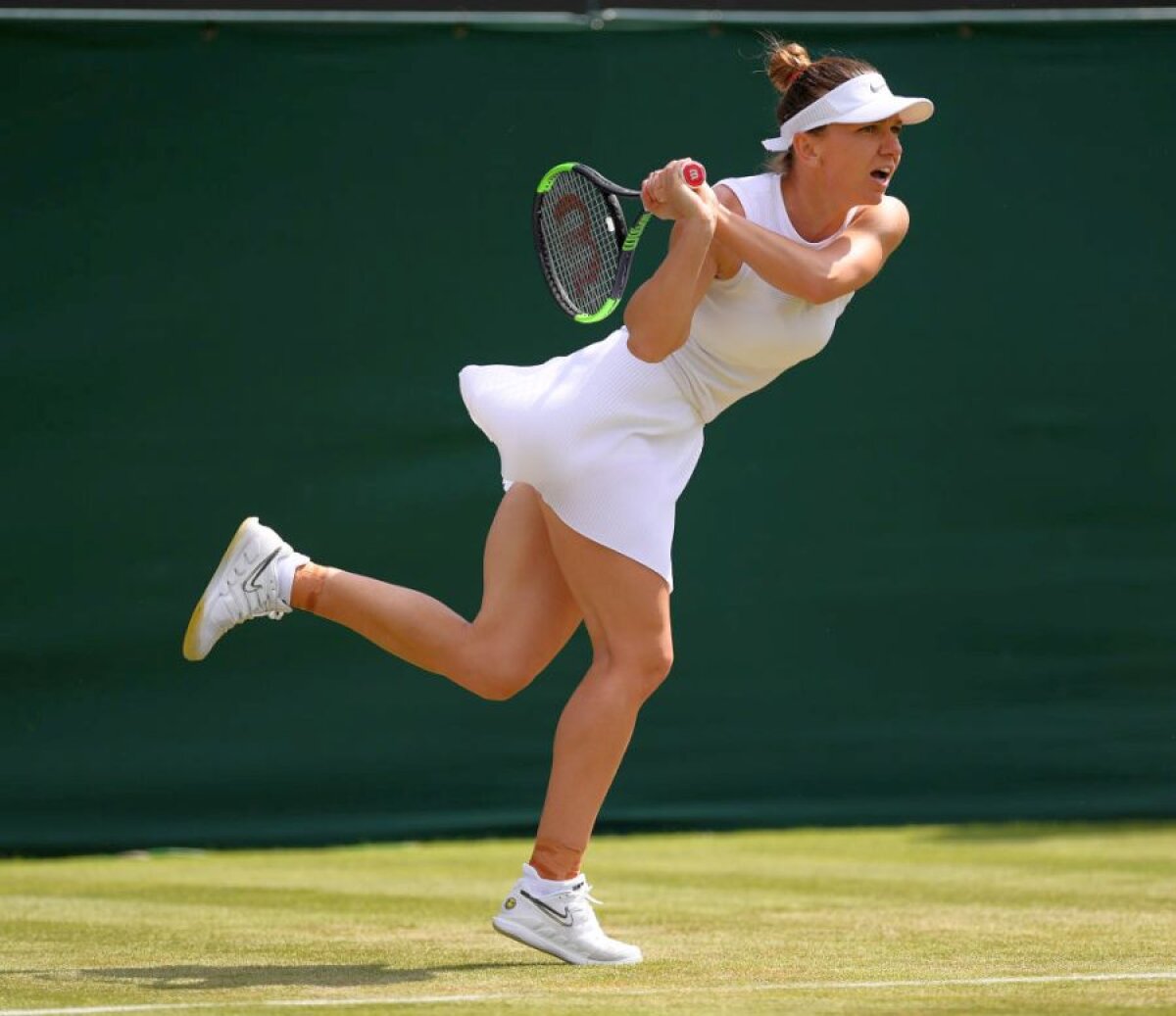 SIMONA HALEP - MIHAELA BUZĂRNESCU 6-3, 4-6, 6-2 // Halep, victorie muncită în duelul românesc de la Wimbledon! Joacă mai departe cu Victoria Azarenka