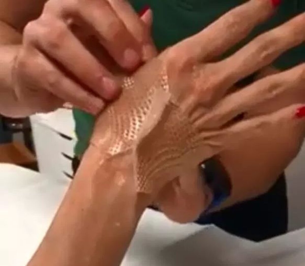 VIDEO Adil Rami acuzat că a abuzat-o pe Pamela Anderson! Actrița a publicat imagini cu rănile pe care i le-ar fi provocat fotbalistul