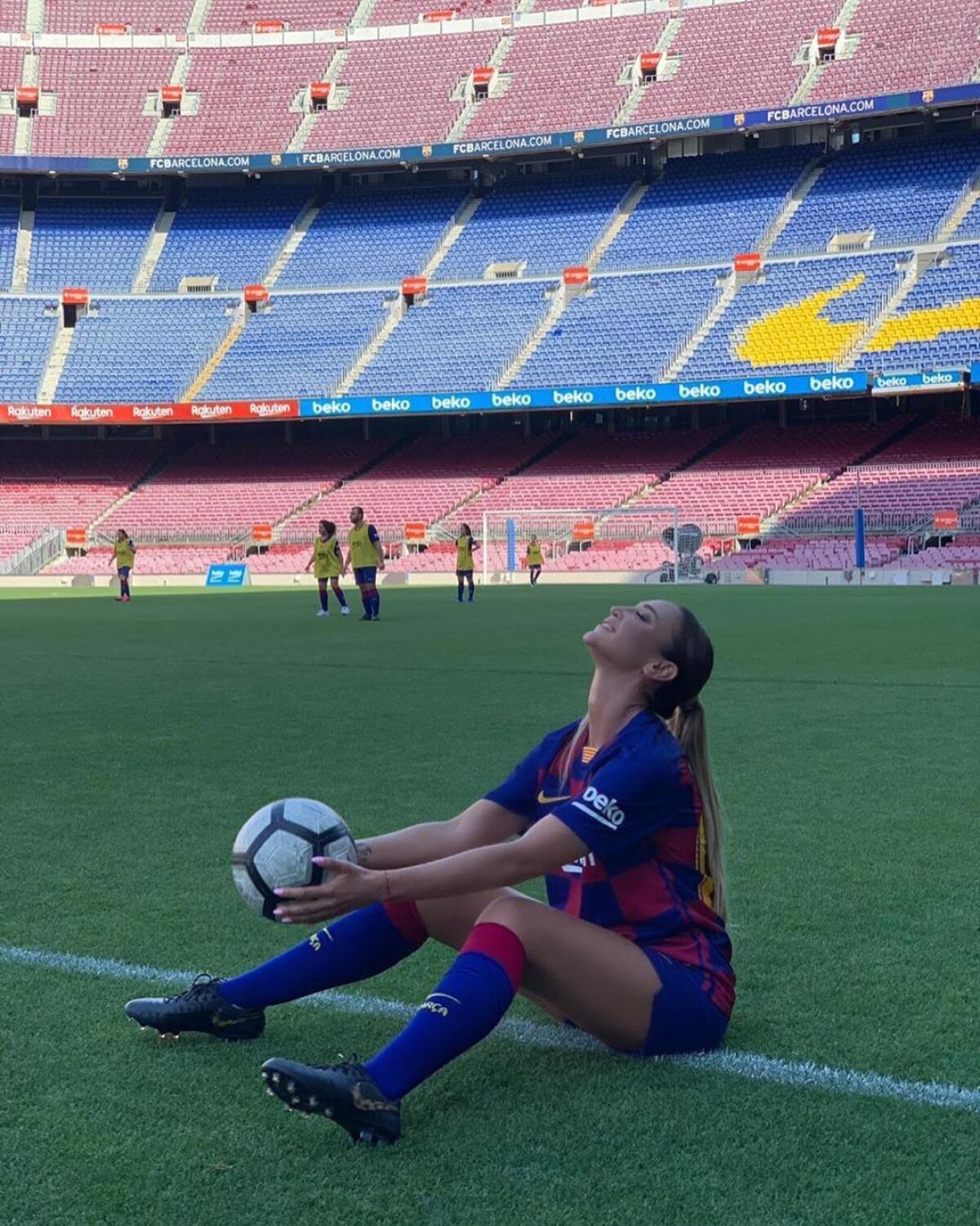 FOTO Prințesa pop din Rusia Olga Buzova a fost invitată pe Camp Nou » Poze sexy în echipamentul Barcelonei