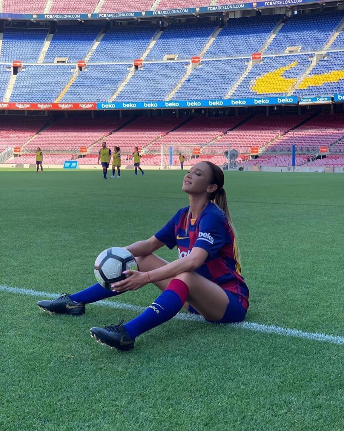 FOTO Prințesa pop din Rusia Olga Buzova a fost invitată pe Camp Nou » Poze sexy în echipamentul Barcelonei