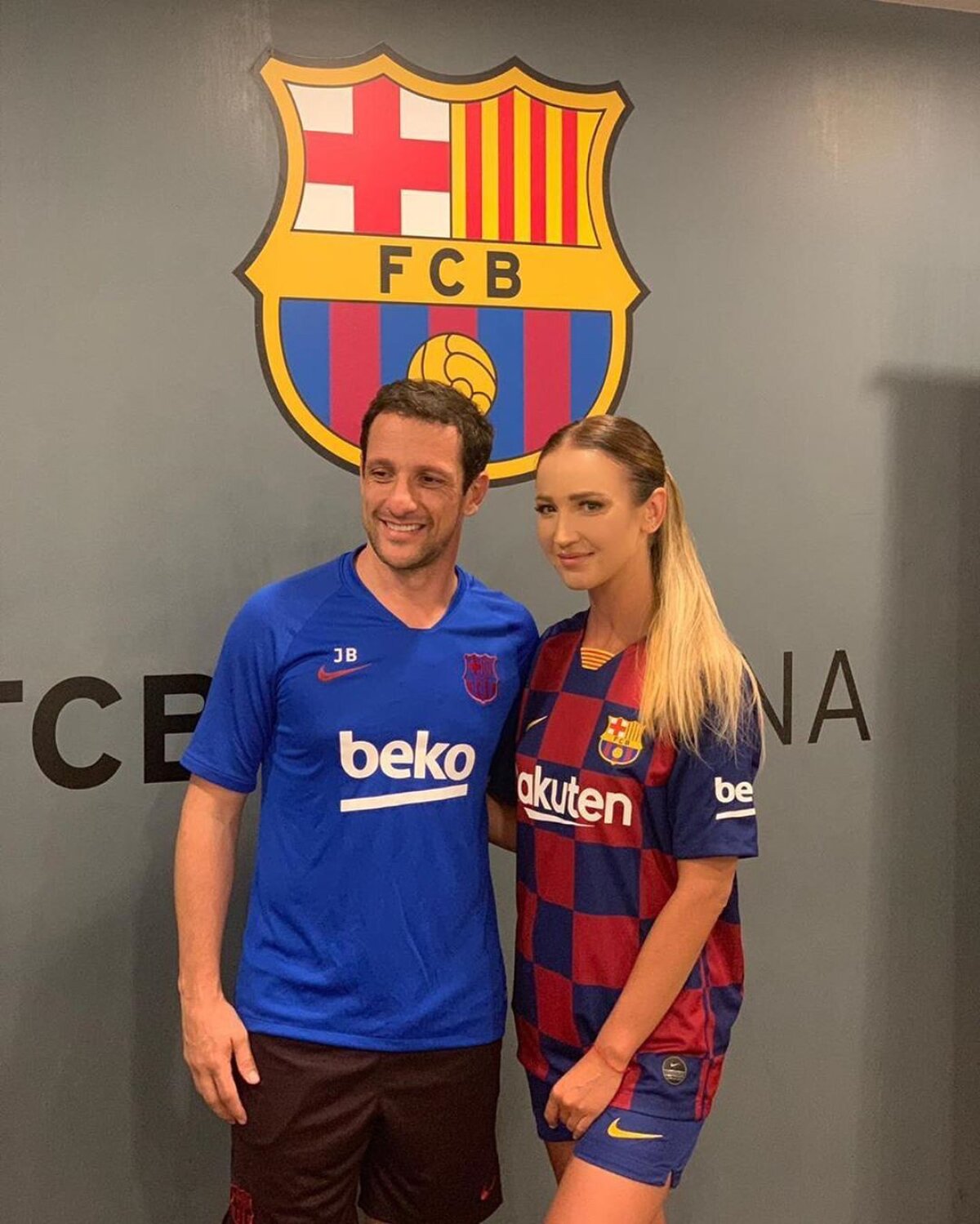 FOTO Prințesa pop din Rusia Olga Buzova a fost invitată pe Camp Nou » Poze sexy în echipamentul Barcelonei