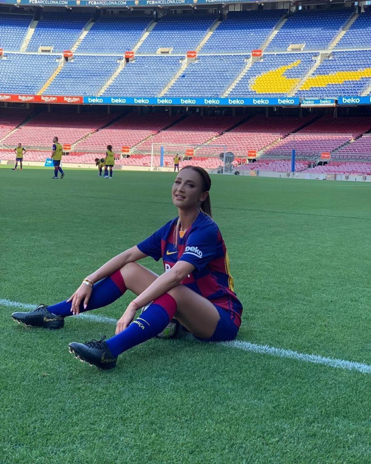 FOTO Prințesa pop din Rusia Olga Buzova a fost invitată pe Camp Nou » Poze sexy în echipamentul Barcelonei