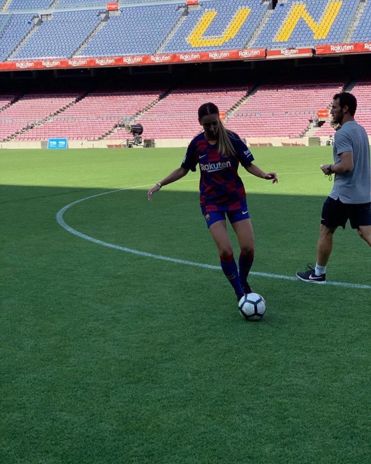 FOTO Prințesa pop din Rusia Olga Buzova a fost invitată pe Camp Nou » Poze sexy în echipamentul Barcelonei