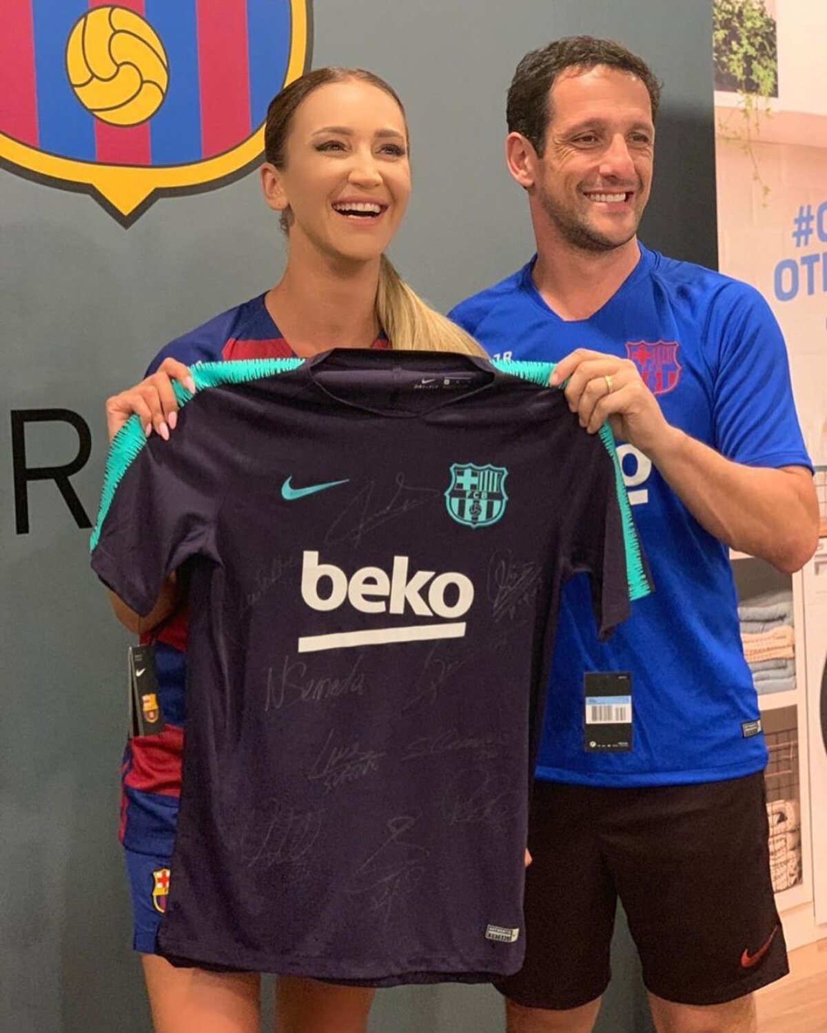 FOTO Prințesa pop din Rusia Olga Buzova a fost invitată pe Camp Nou » Poze sexy în echipamentul Barcelonei