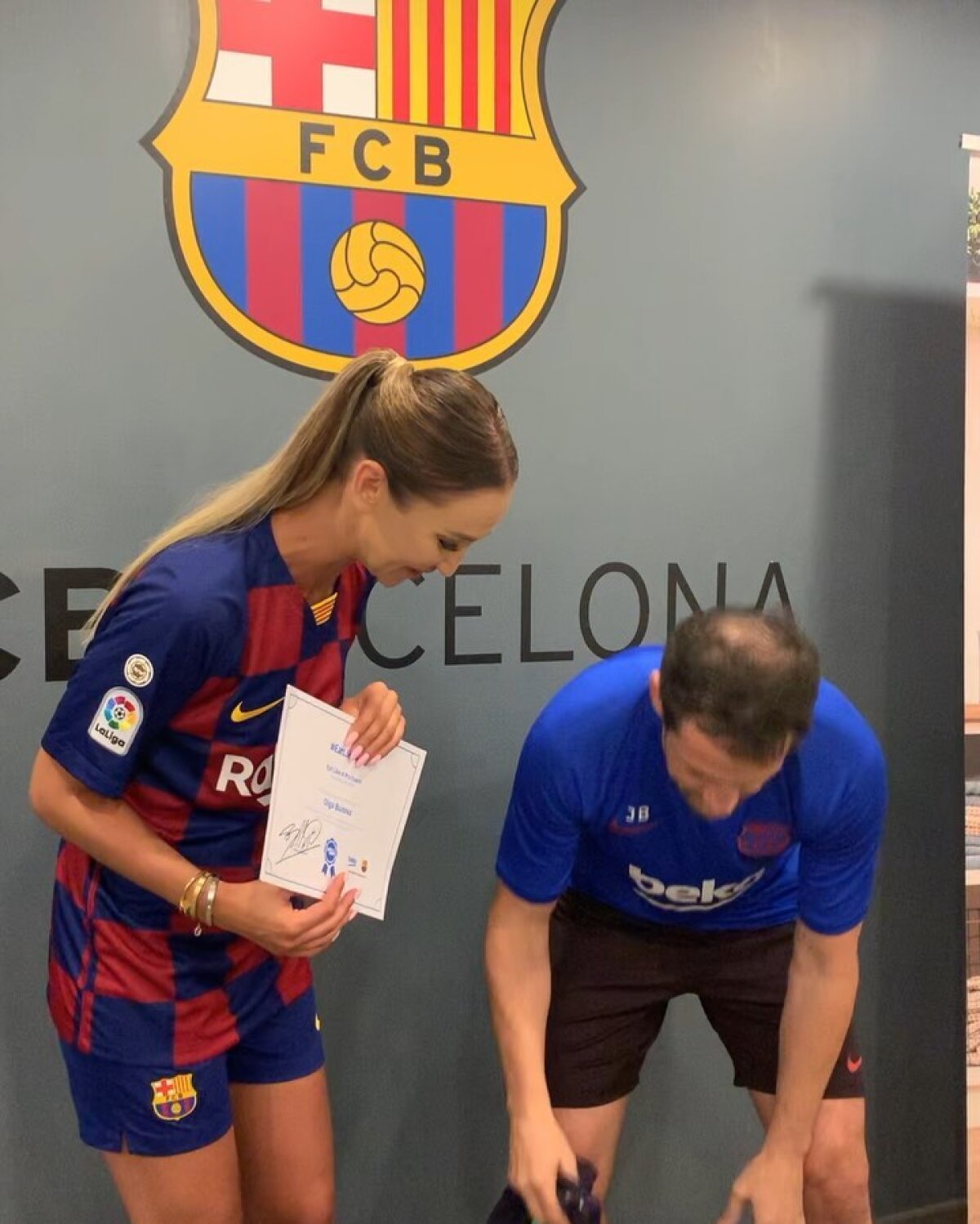 FOTO Prințesa pop din Rusia Olga Buzova a fost invitată pe Camp Nou » Poze sexy în echipamentul Barcelonei