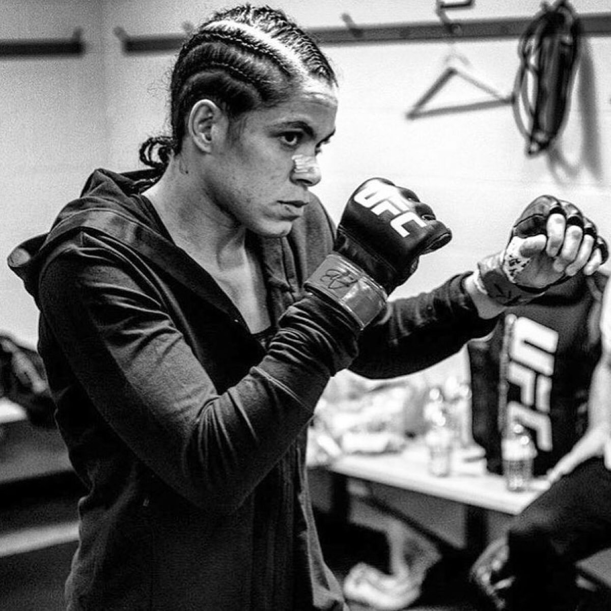 GALERIE FOTO // Cea mai de temut luptătoare din UFC a pozat goală după ultima victorie