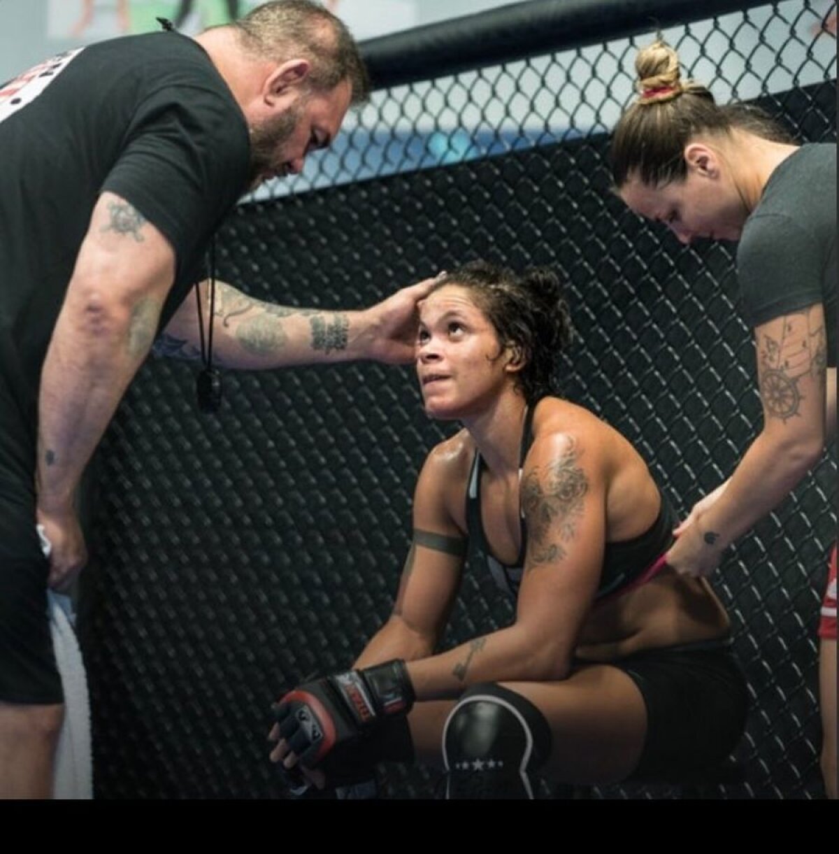 GALERIE FOTO // Cea mai de temut luptătoare din UFC a pozat goală după ultima victorie