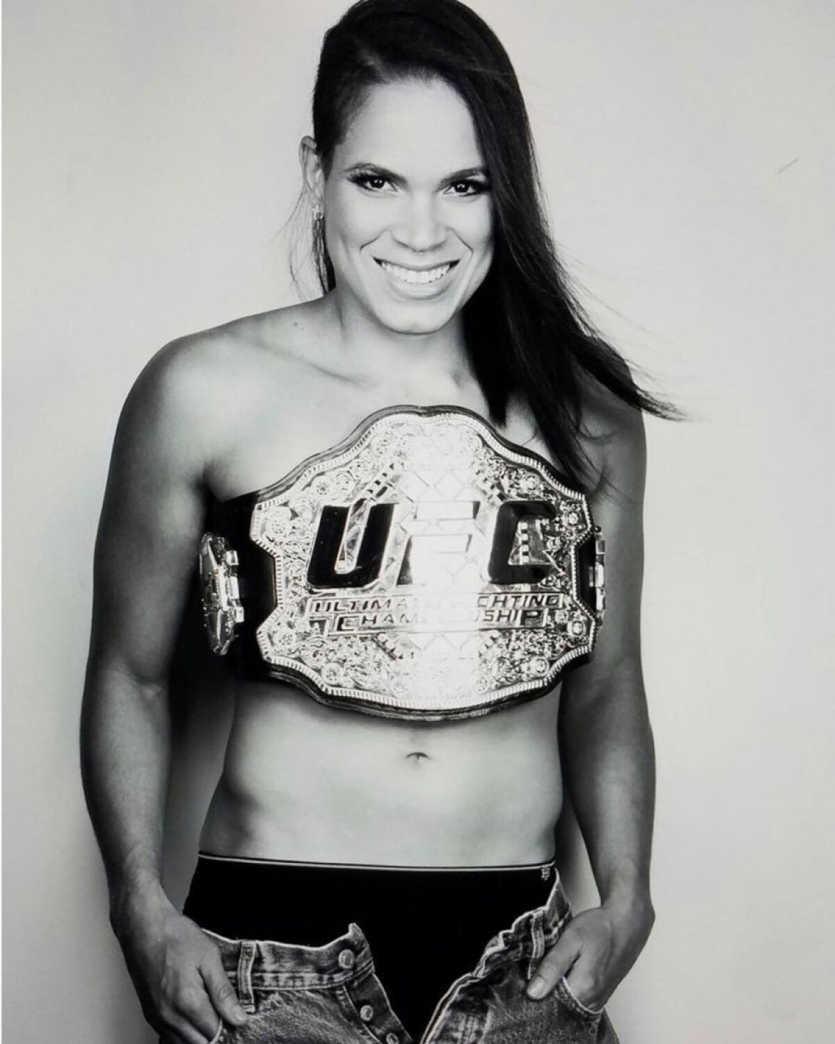 GALERIE FOTO // Cea mai de temut luptătoare din UFC a pozat goală după ultima victorie