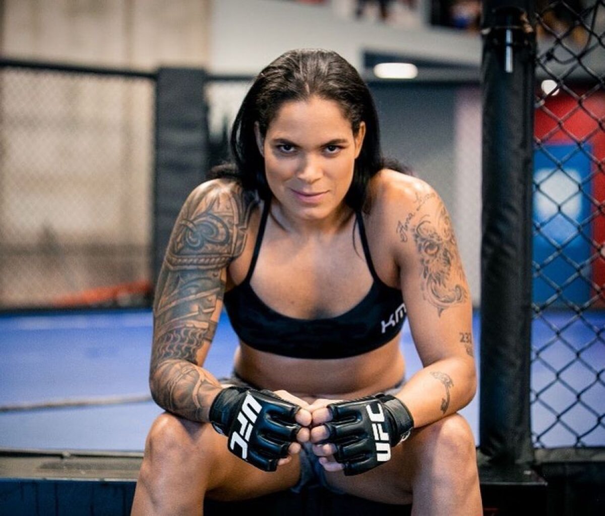 GALERIE FOTO // Cea mai de temut luptătoare din UFC a pozat goală după ultima victorie