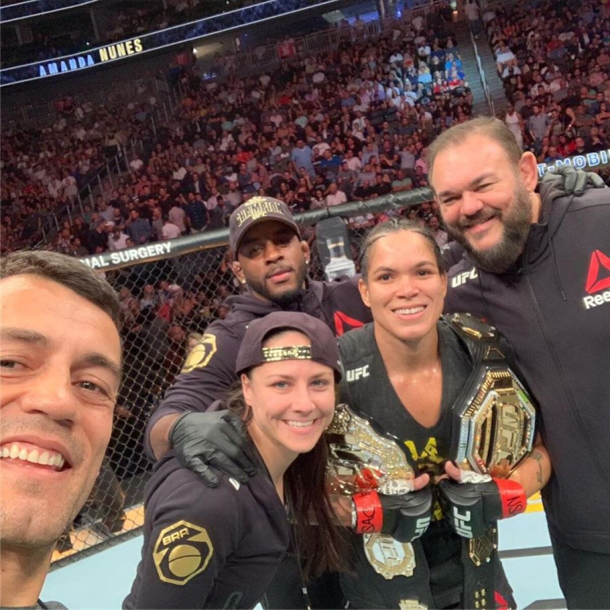 GALERIE FOTO // Cea mai de temut luptătoare din UFC a pozat goală după ultima victorie