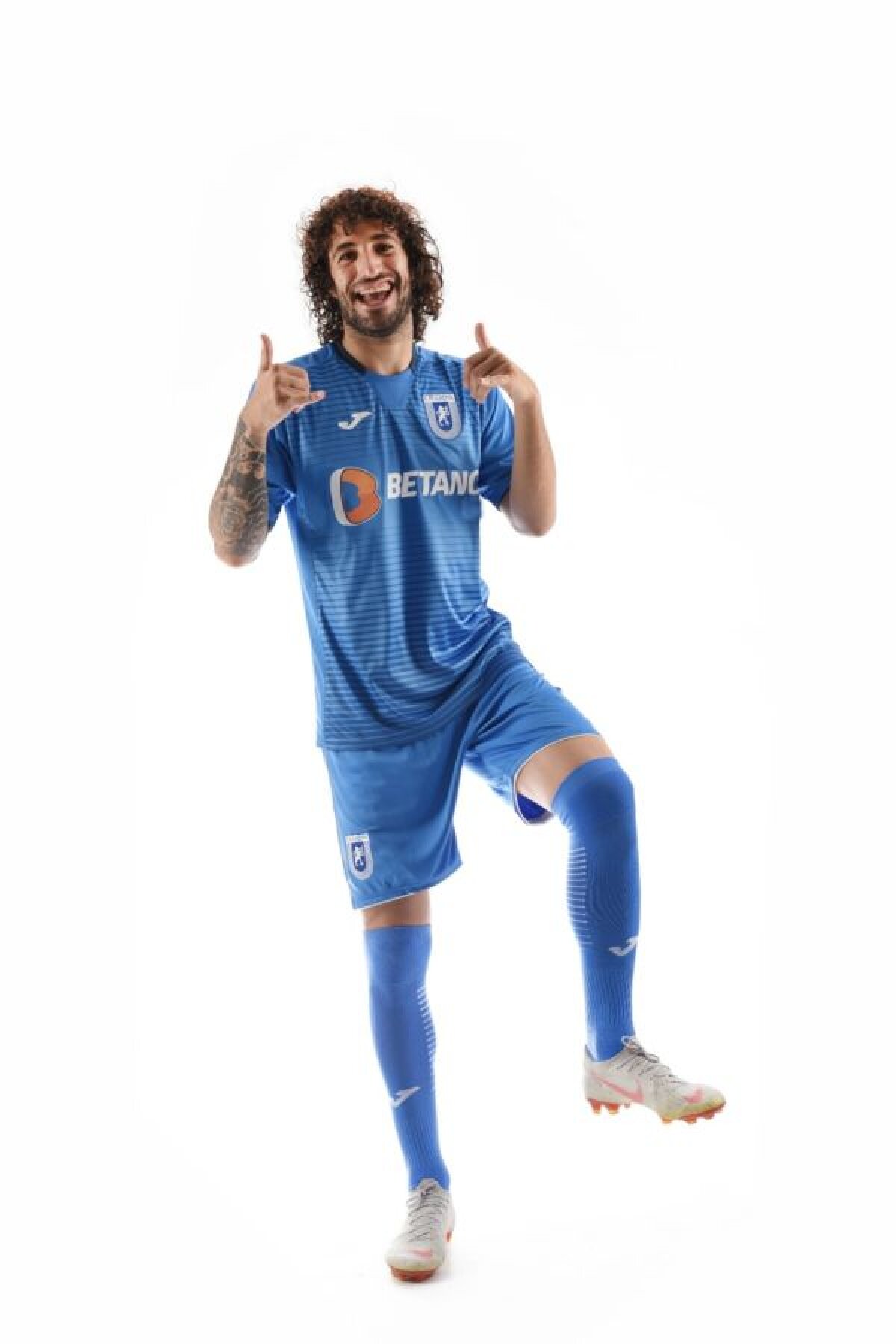 FOTO CSU Craiova și-a prezentat noul echipament: „Destul de frumoase tricourile, să vedem ce vom juca în ele”