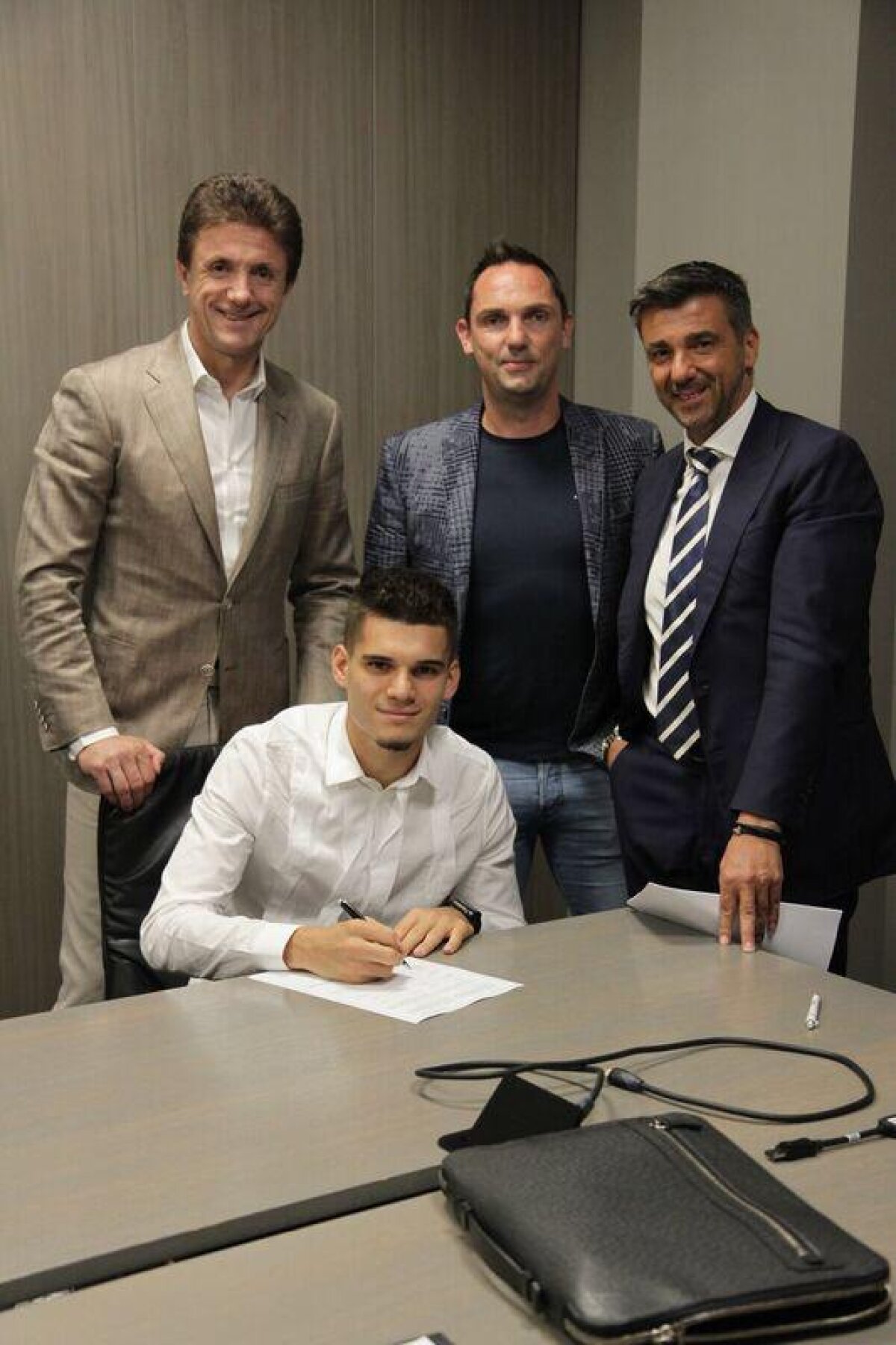 IANIS HAGI LA GENK // VIDEO + FOTO Prima imagine cu Ianis în tricoul lui Genk » Cum l-au prezentat belgienii