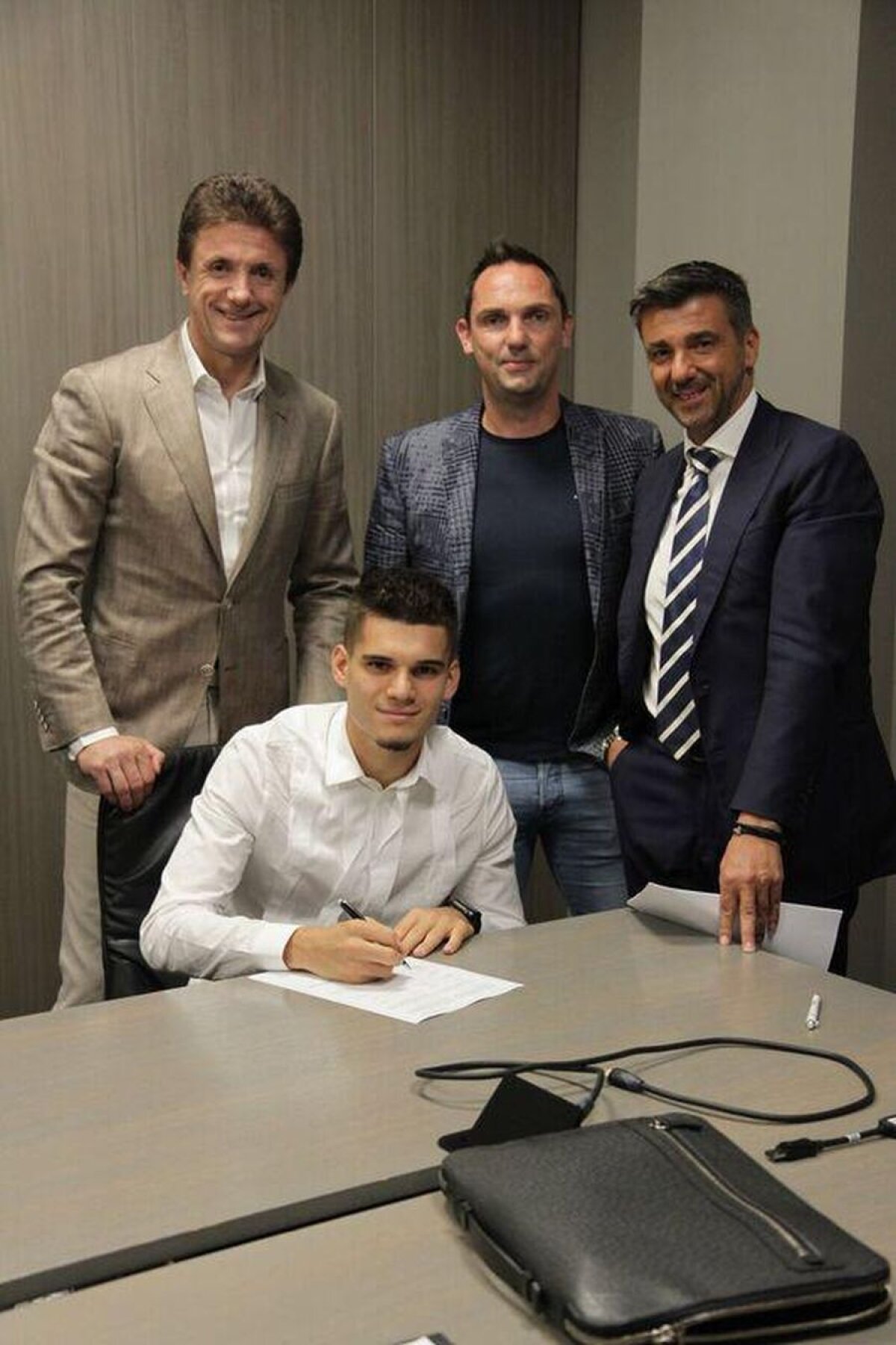 IANIS HAGI LA GENK // VIDEO + FOTO Prima imagine cu Ianis în tricoul lui Genk » Cum l-au prezentat belgienii