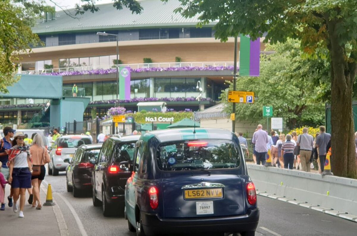 SIMONA HALEP - SERENA WILLIAMS // VIDEO + FOTO Fanii se adună pentru finala de la Wimbledon! Cum arată arena înainte de start + toate biletele sunt epuizate