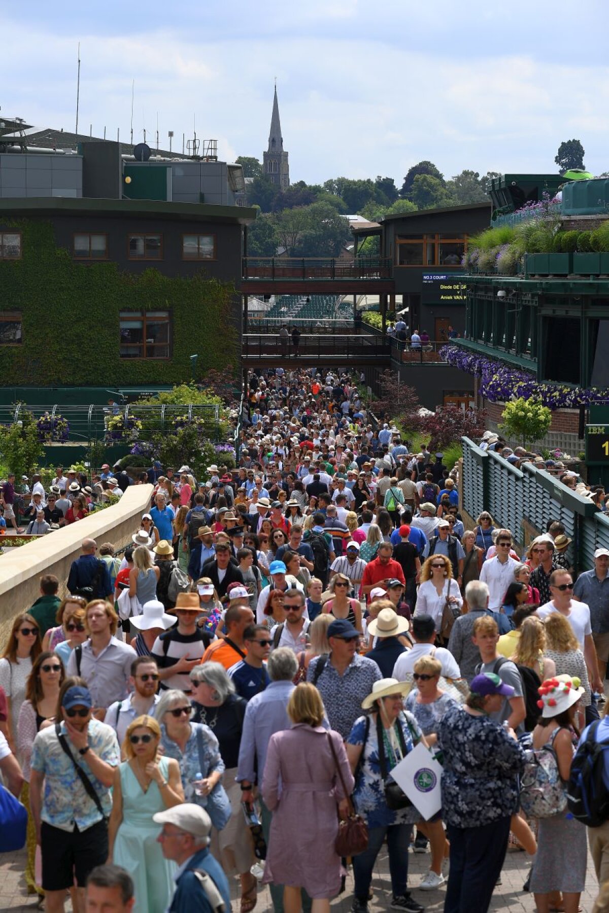 SIMONA HALEP - SERENA WILLIAMS // VIDEO + FOTO Fanii se adună pentru finala de la Wimbledon! Cum arată arena înainte de start + toate biletele sunt epuizate