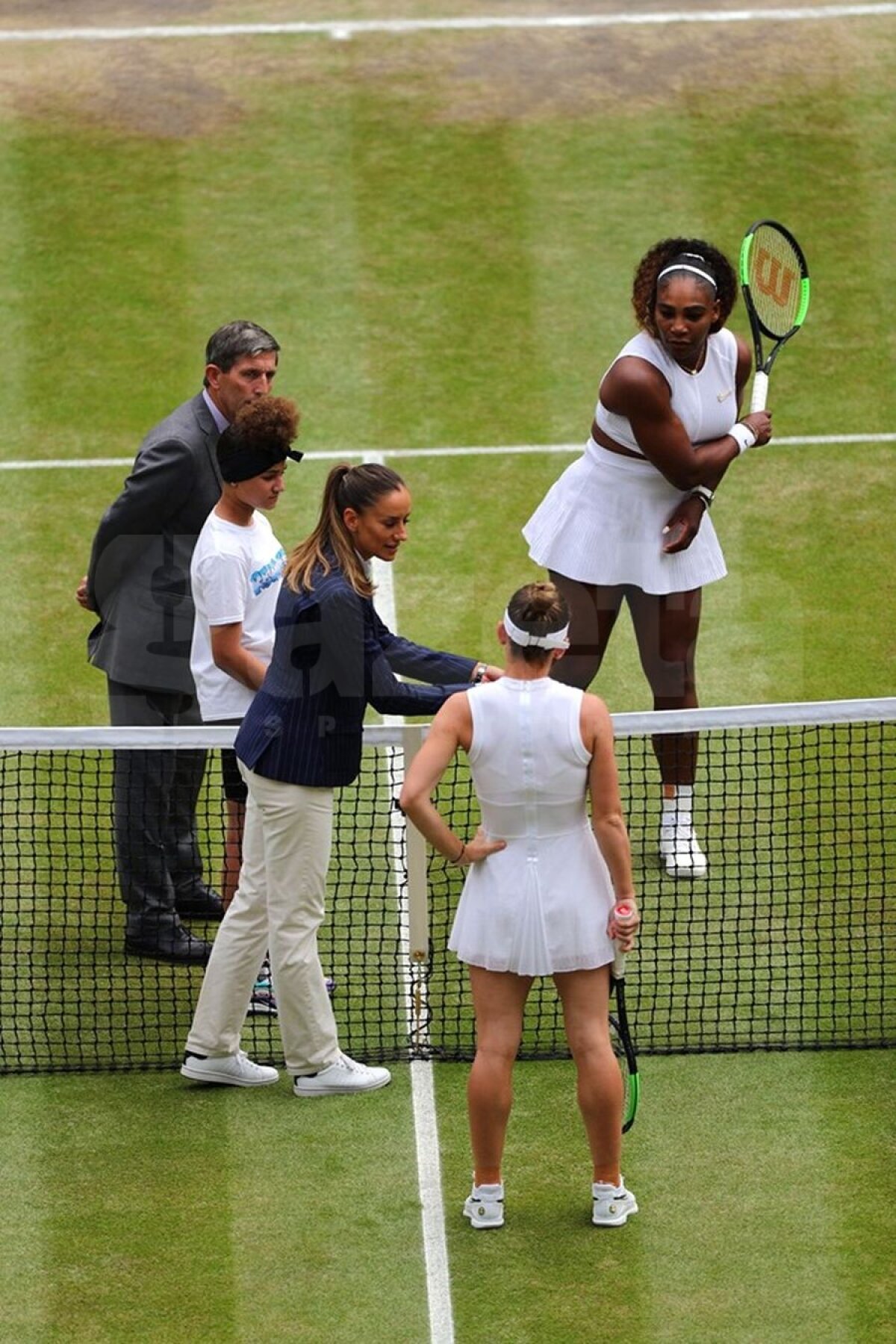 SIMONA HALEP E CAMPIOANĂ LA WIMBLEDON // FOTO Halep a rescris ISTORIA tenisului din ROMÂNIA! Victorie REGALĂ pe iarba de la Londra