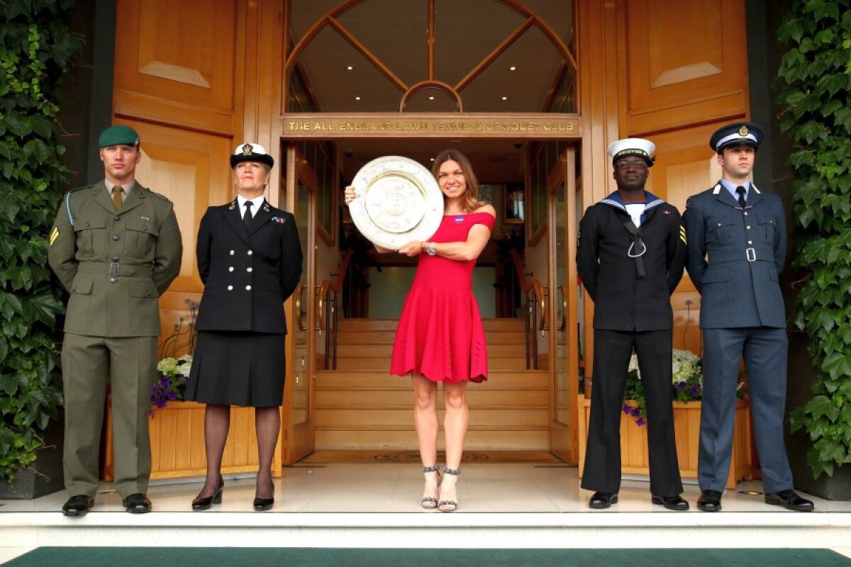 GALERIE FOTO Lady in Red » Simona Halep, apariție spectaculoasă! Sesiune foto cu trofeul la Wimbledon