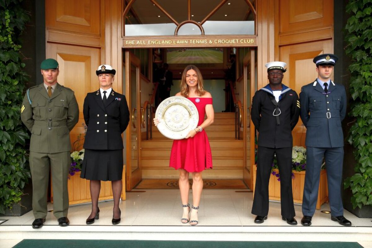 GALERIE FOTO Lady in Red » Simona Halep, apariție spectaculoasă! Sesiune foto cu trofeul la Wimbledon