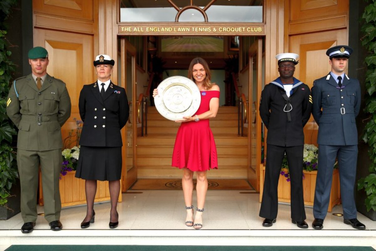 GALERIE FOTO Lady in Red » Simona Halep, apariție spectaculoasă! Sesiune foto cu trofeul la Wimbledon