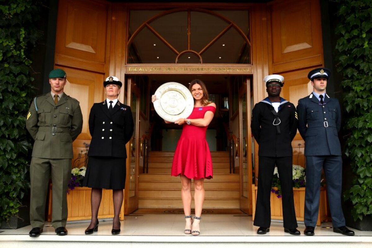 GALERIE FOTO Lady in Red » Simona Halep, apariție spectaculoasă! Sesiune foto cu trofeul la Wimbledon