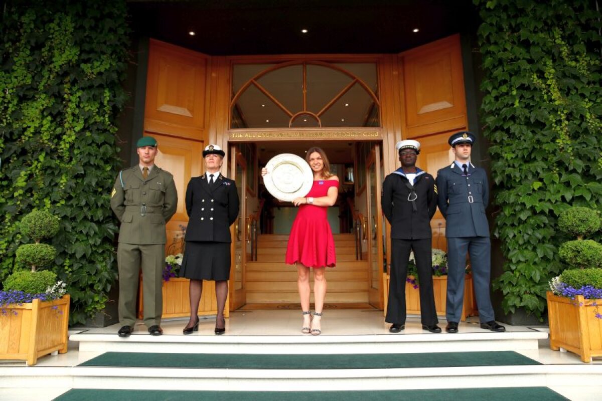 GALERIE FOTO Lady in Red » Simona Halep, apariție spectaculoasă! Sesiune foto cu trofeul la Wimbledon