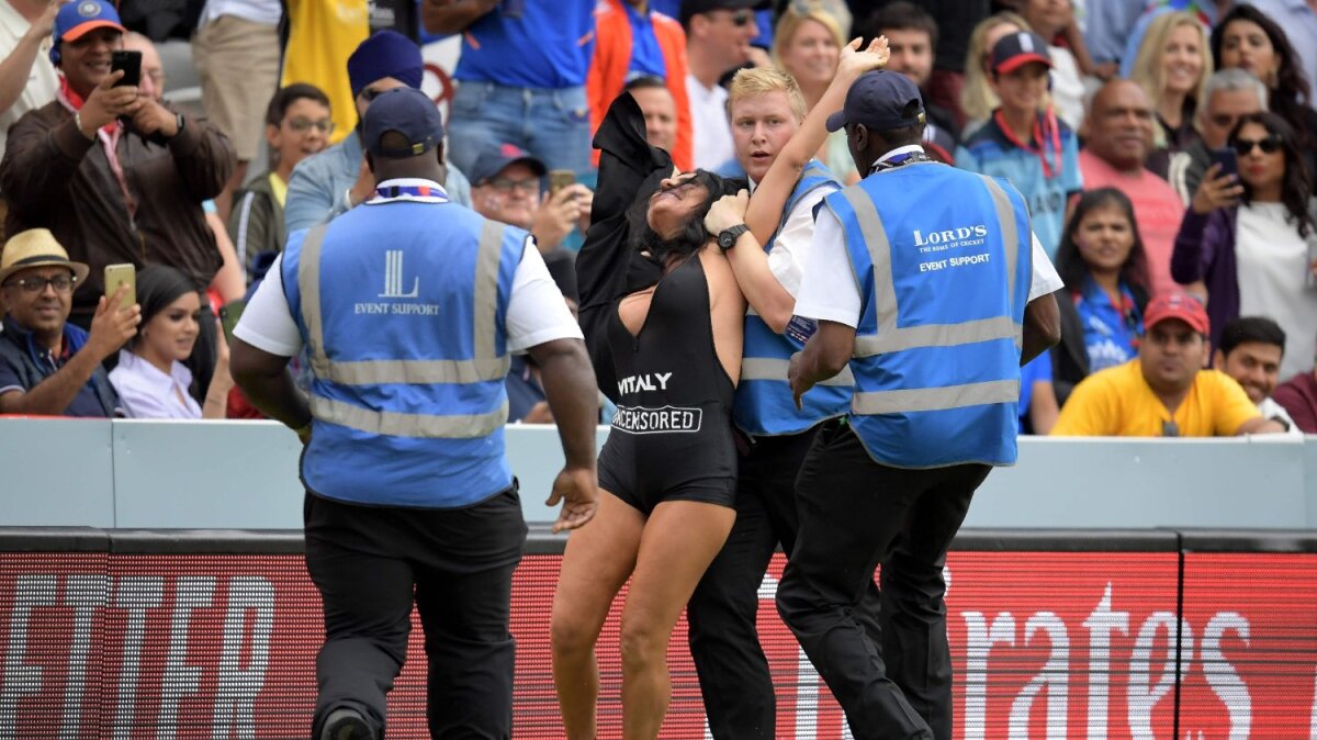 FOTO Soacra lui Kinsey Wolanski, Elena Zdorovetskiy, a intrat pe teren la finala CM de cricket