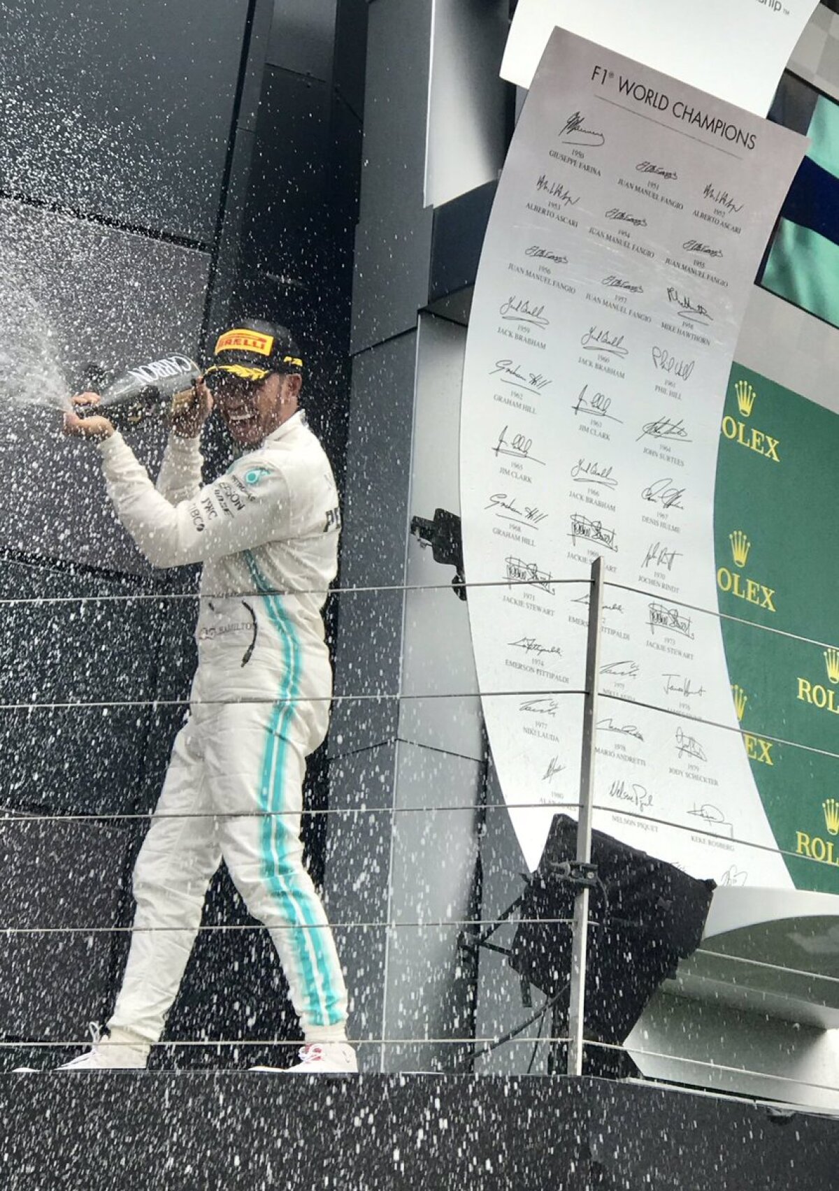 FORMULA 1 // VIDEO+FOTO Lewis Hamilton se impune la Silverstone și intră în istoria circuitului » Ciocnire violentă între Vettel și Verstappen