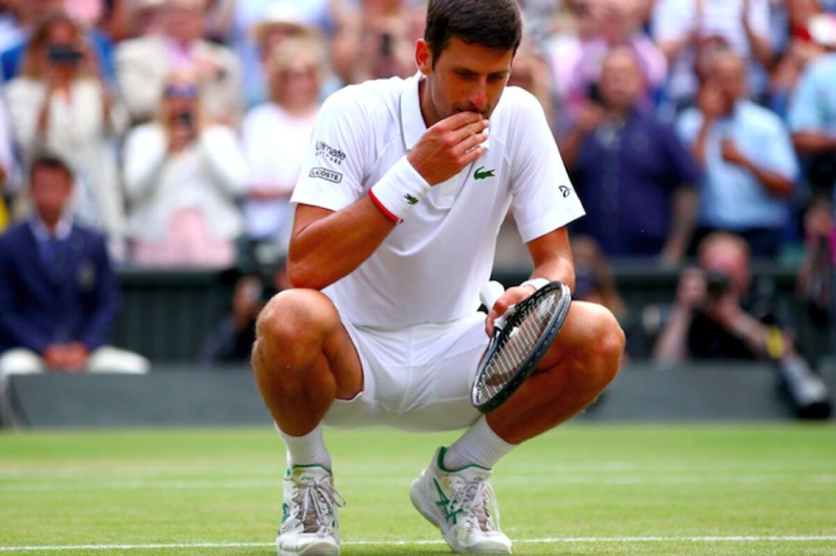 NOVAK DJOKOVIC - ROGER FEDERER 3-2 // VIDEO+FOTO Imagine genială cu Djokovic, după ce a cucerit al cincilea trofeu la Wimbledon: a mâncat iarbă! :D