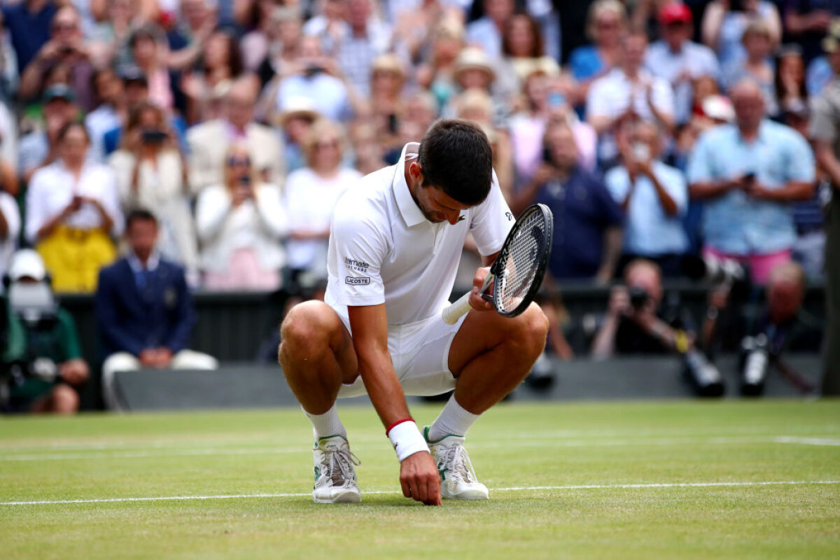 NOVAK DJOKOVIC - ROGER FEDERER 3-2 // VIDEO+FOTO Imagine genială cu Djokovic, după ce a cucerit al cincilea trofeu la Wimbledon: a mâncat iarbă! :D