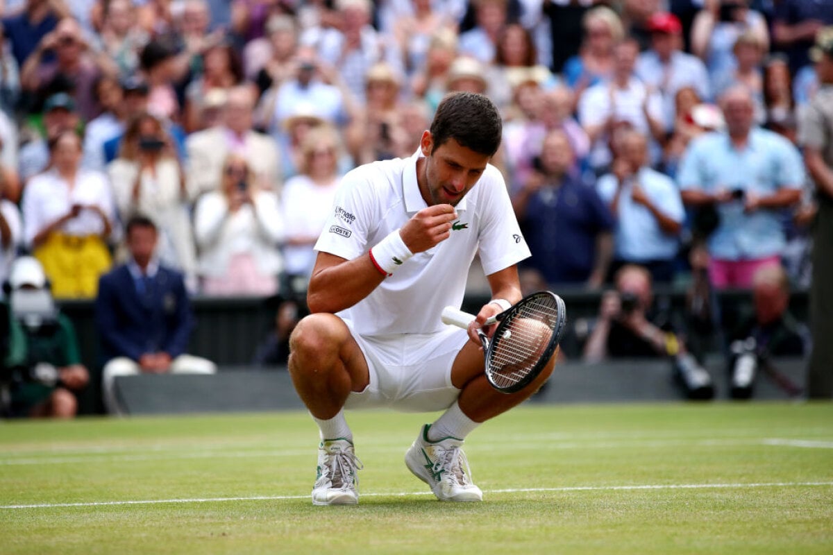 NOVAK DJOKOVIC - ROGER FEDERER 3-2 // VIDEO+FOTO Imagine genială cu Djokovic, după ce a cucerit al cincilea trofeu la Wimbledon: a mâncat iarbă! :D