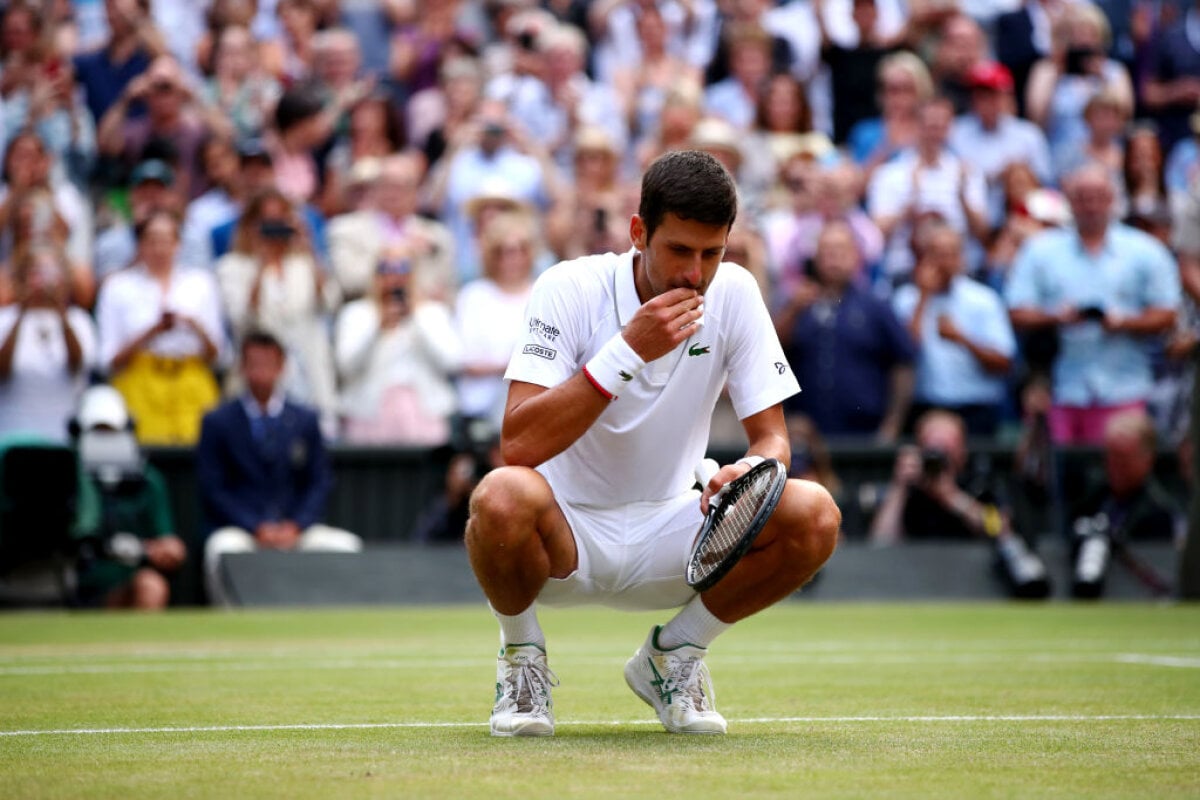 NOVAK DJOKOVIC - ROGER FEDERER 3-2 // VIDEO+FOTO Imagine genială cu Djokovic, după ce a cucerit al cincilea trofeu la Wimbledon: a mâncat iarbă! :D