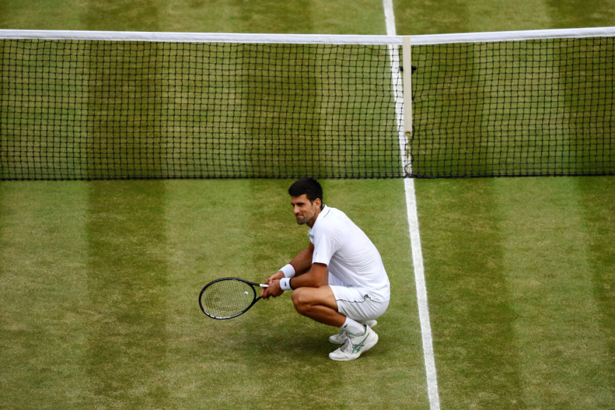 NOVAK DJOKOVIC - ROGER FEDERER 3-2 // VIDEO+FOTO Imagine genială cu Djokovic, după ce a cucerit al cincilea trofeu la Wimbledon: a mâncat iarbă! :D