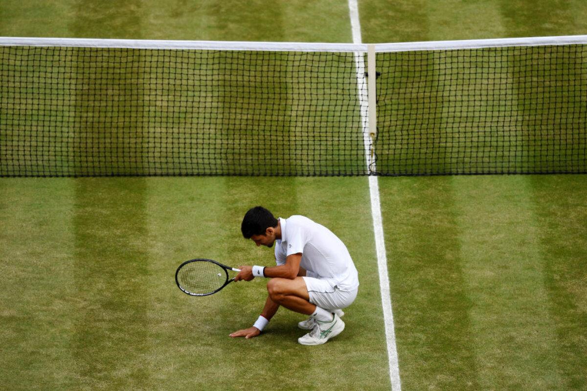 NOVAK DJOKOVIC - ROGER FEDERER 3-2 // VIDEO+FOTO Imagine genială cu Djokovic, după ce a cucerit al cincilea trofeu la Wimbledon: a mâncat iarbă! :D