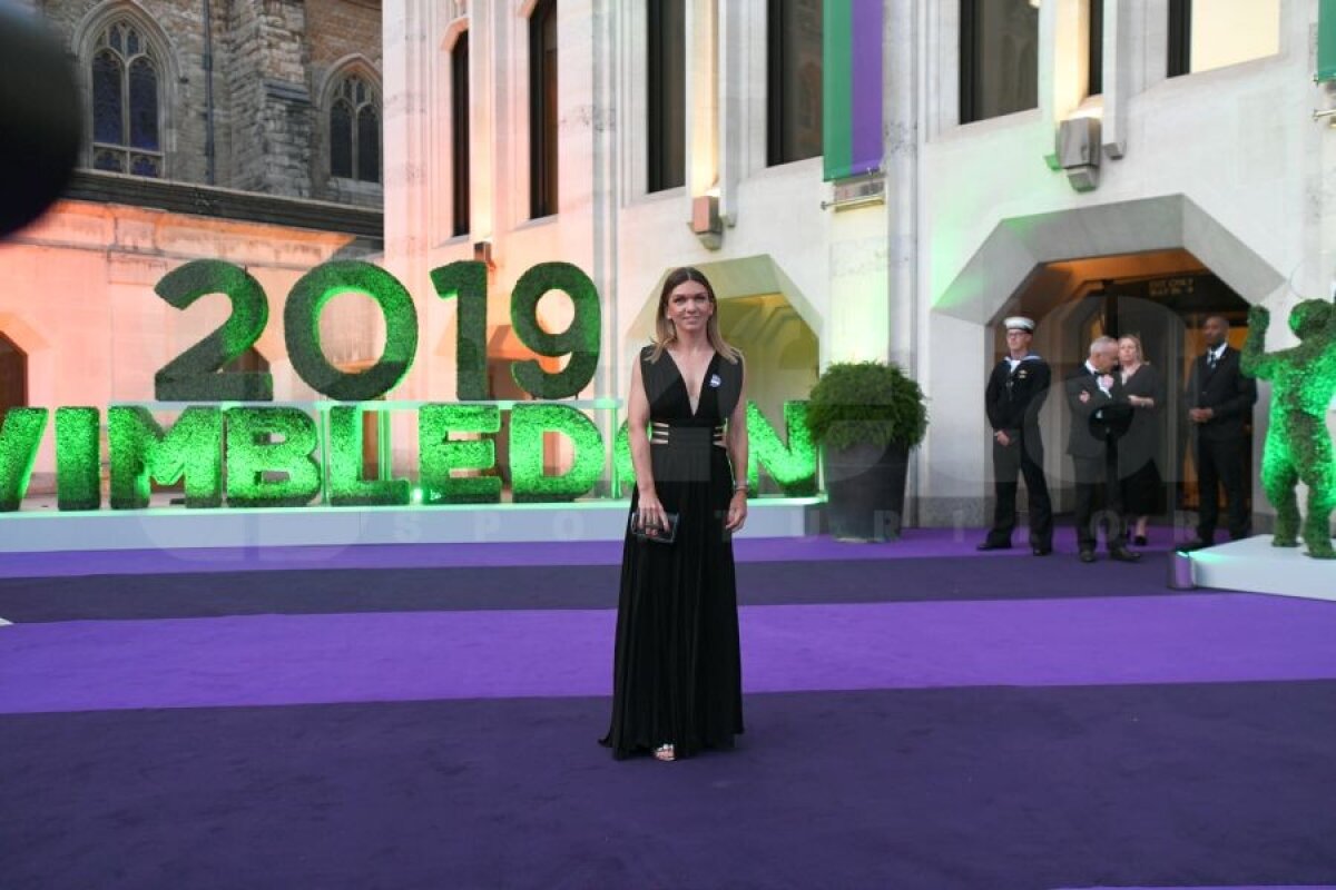 SIMONA HALEP LA GALA WIMBLEDON // FOTO Simona, în centrul atenției la Londra: a făcut senzație cu o rochie neagră, cu decolteu adânc