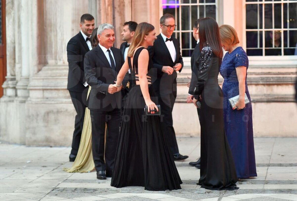 SIMONA HALEP LA GALA WIMBLEDON // FOTO Simona, în centrul atenției la Londra: a făcut senzație cu o rochie neagră, cu decolteu adânc
