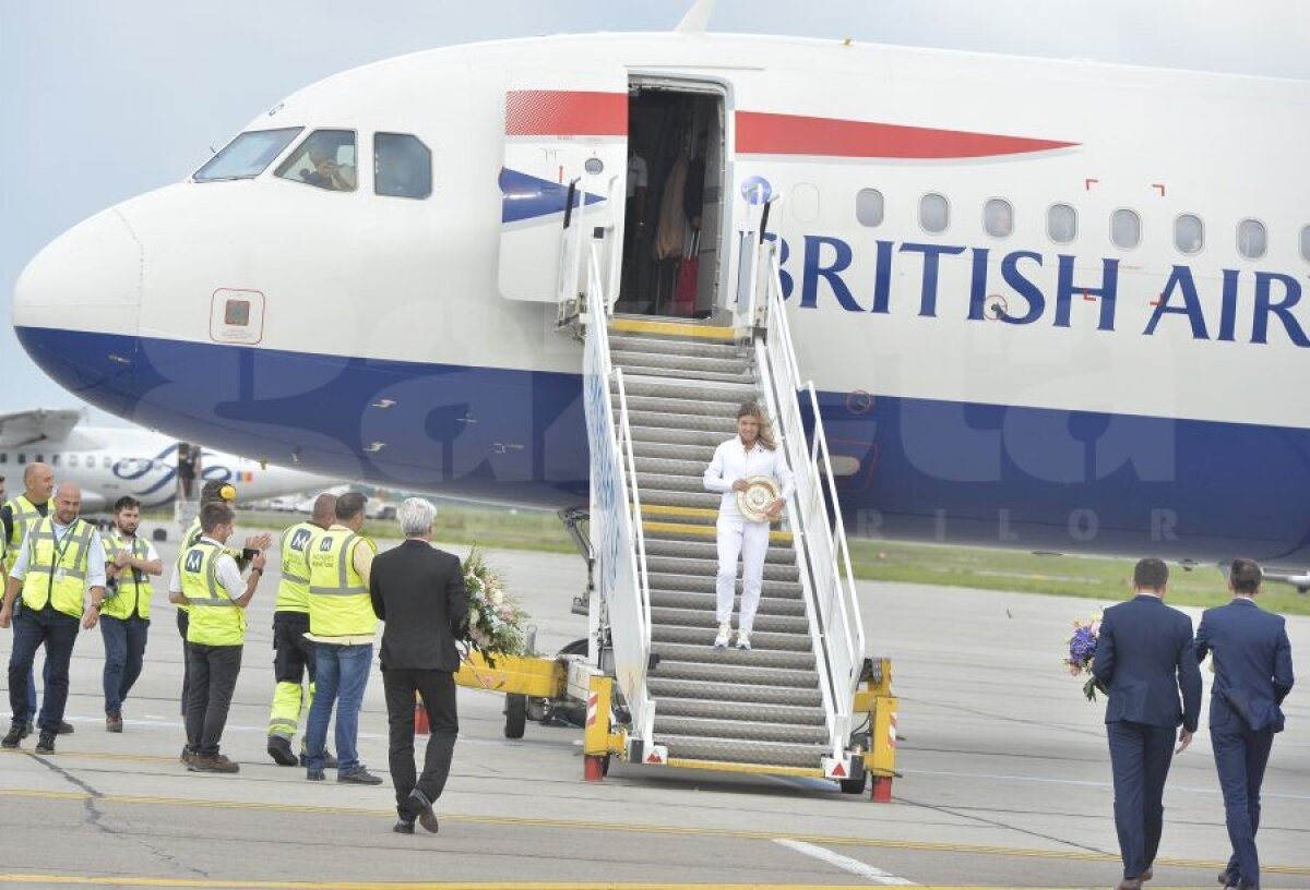 SIMONA HALEP A REVENIT ÎN ROMÂNIA // FOTO De la scară până în Rolls » Cele mai tari 20 de imagini de la sosirea campioanei de la Wimbledon 2019 