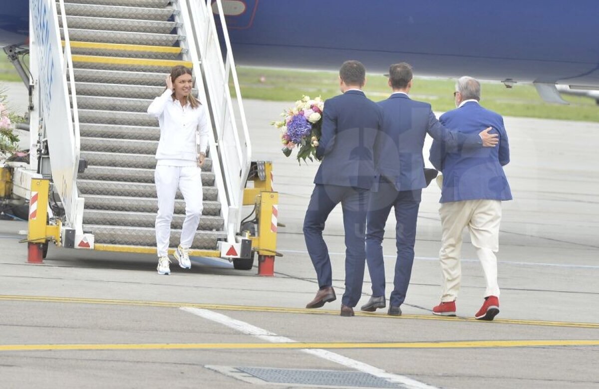 SIMONA HALEP A REVENIT ÎN ROMÂNIA // FOTO De la scară până în Rolls » Cele mai tari 20 de imagini de la sosirea campioanei de la Wimbledon 2019 