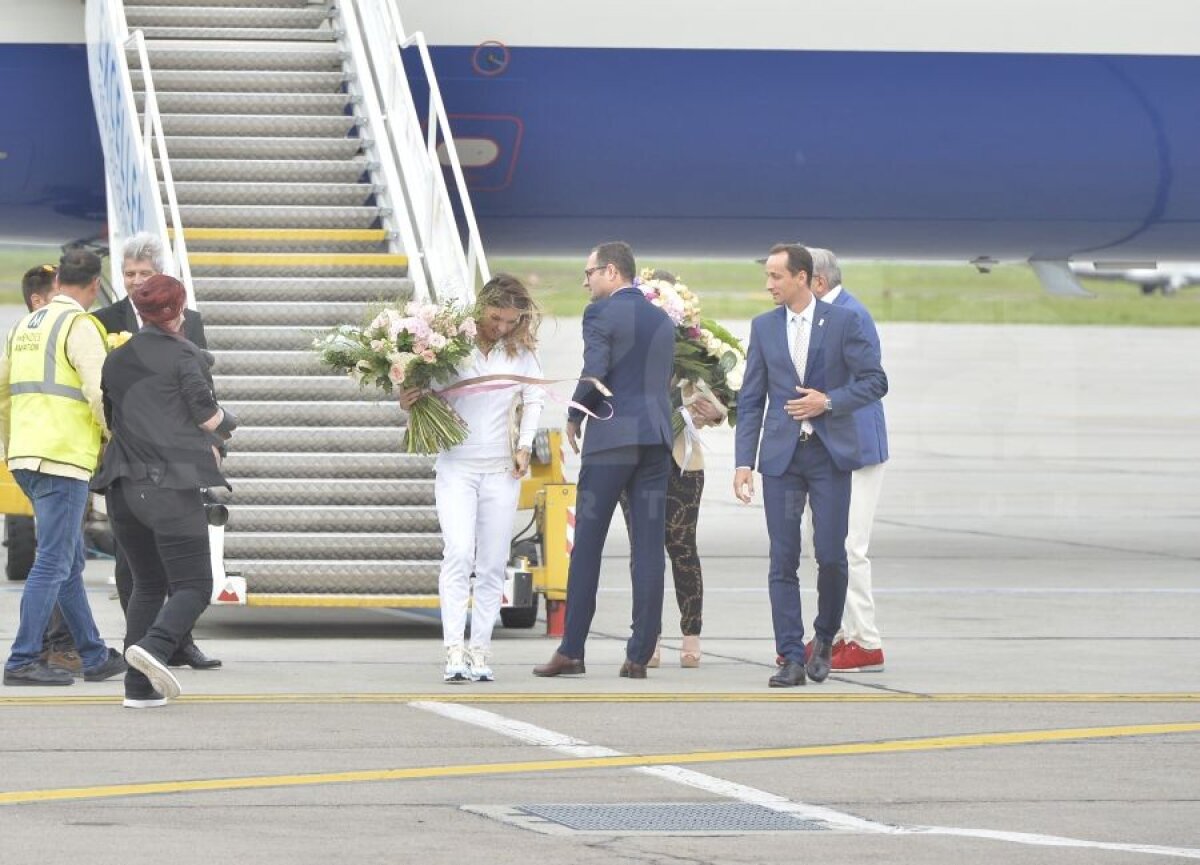 SIMONA HALEP A REVENIT ÎN ROMÂNIA // FOTO De la scară până în Rolls » Cele mai tari 20 de imagini de la sosirea campioanei de la Wimbledon 2019 