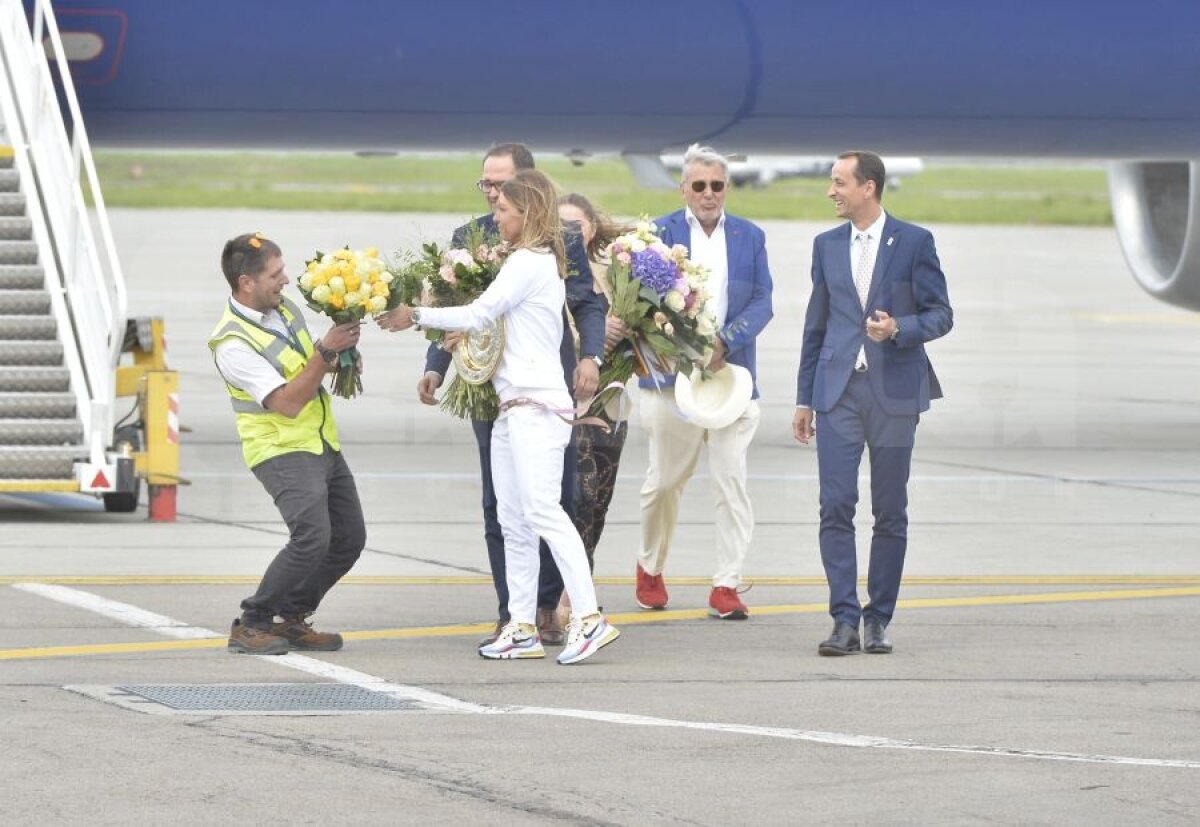 SIMONA HALEP A REVENIT ÎN ROMÂNIA // FOTO De la scară până în Rolls » Cele mai tari 20 de imagini de la sosirea campioanei de la Wimbledon 2019 