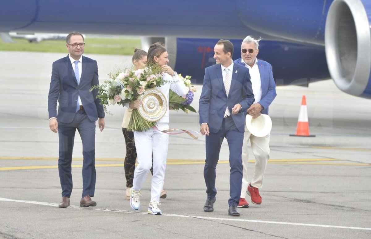 SIMONA HALEP A REVENIT ÎN ROMÂNIA // FOTO De la scară până în Rolls » Cele mai tari 20 de imagini de la sosirea campioanei de la Wimbledon 2019 