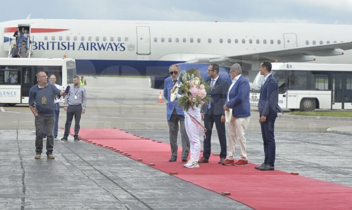 SIMONA HALEP A REVENIT ÎN ROMÂNIA // FOTO De la scară până în Rolls » Cele mai tari 20 de imagini de la sosirea campioanei de la Wimbledon 2019 